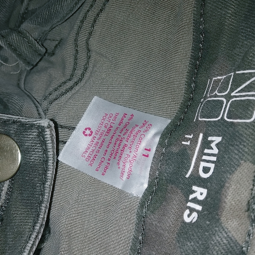 NoBo 11 30x23 Cammo Mid Rise Raw Hem Capri Pants - Picture 2 of 8